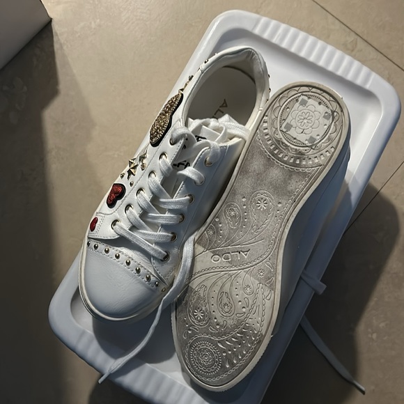 Super cute casual sneakers!! - Picture 4 of 4